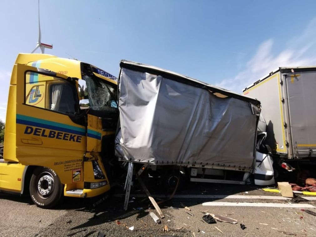 Un șofer român de camion NU a observat un ambuteiaj și a strivit o persoană. Ce pedeapsă riscă?