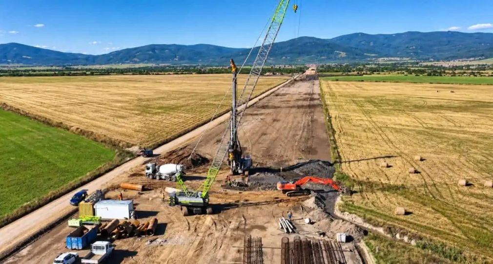 300 de muncitori și 240 de utilaje lucrează pe tronsonul 1 din Autostrada Unirii