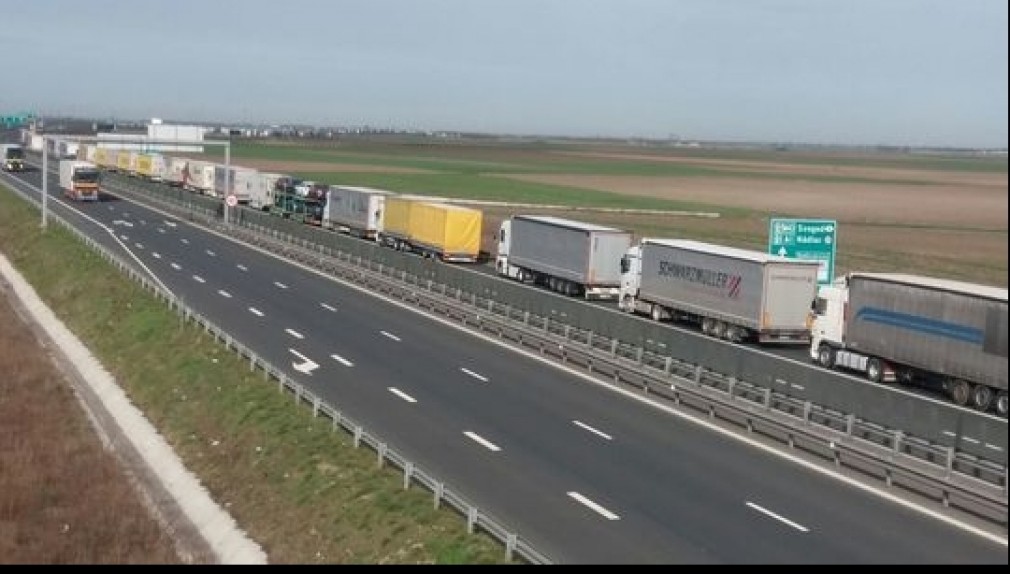 Șoferii de camion au stat ore în șir în vamă după o eroare a sistemului informatic ungar