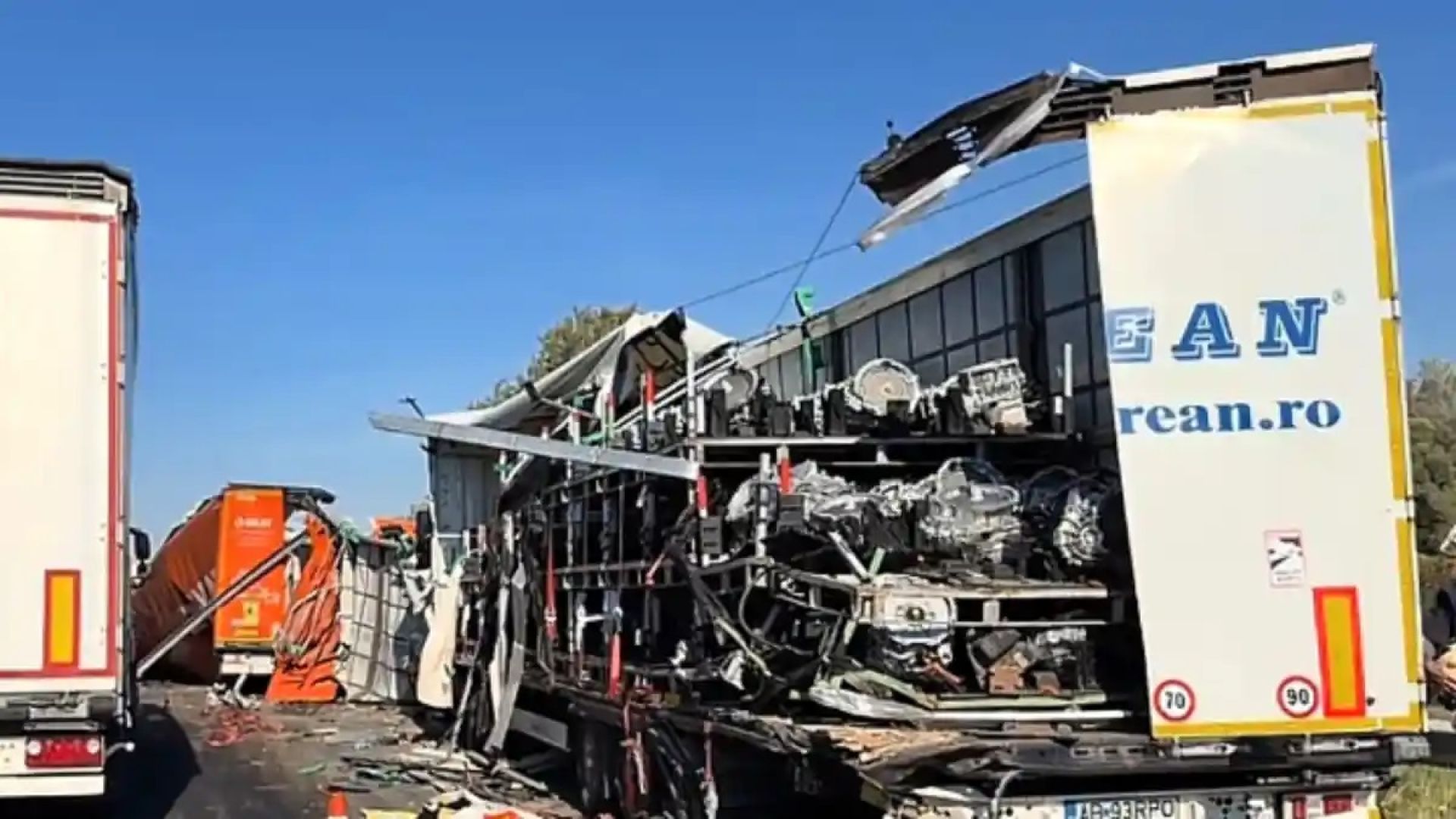 Camion românesc, acroșat de un alt camion după ce șoferul a adormit la volan