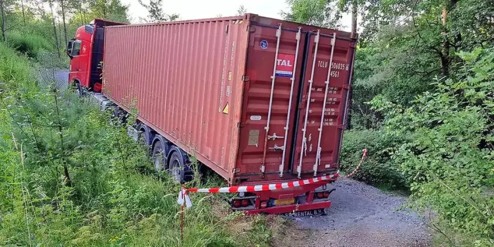 VIDEO. Germania. Camion românesc abandonat în pădure de două săptămâni