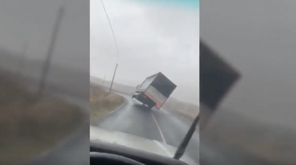 VIDEO. O furtună a răsturnat un camion