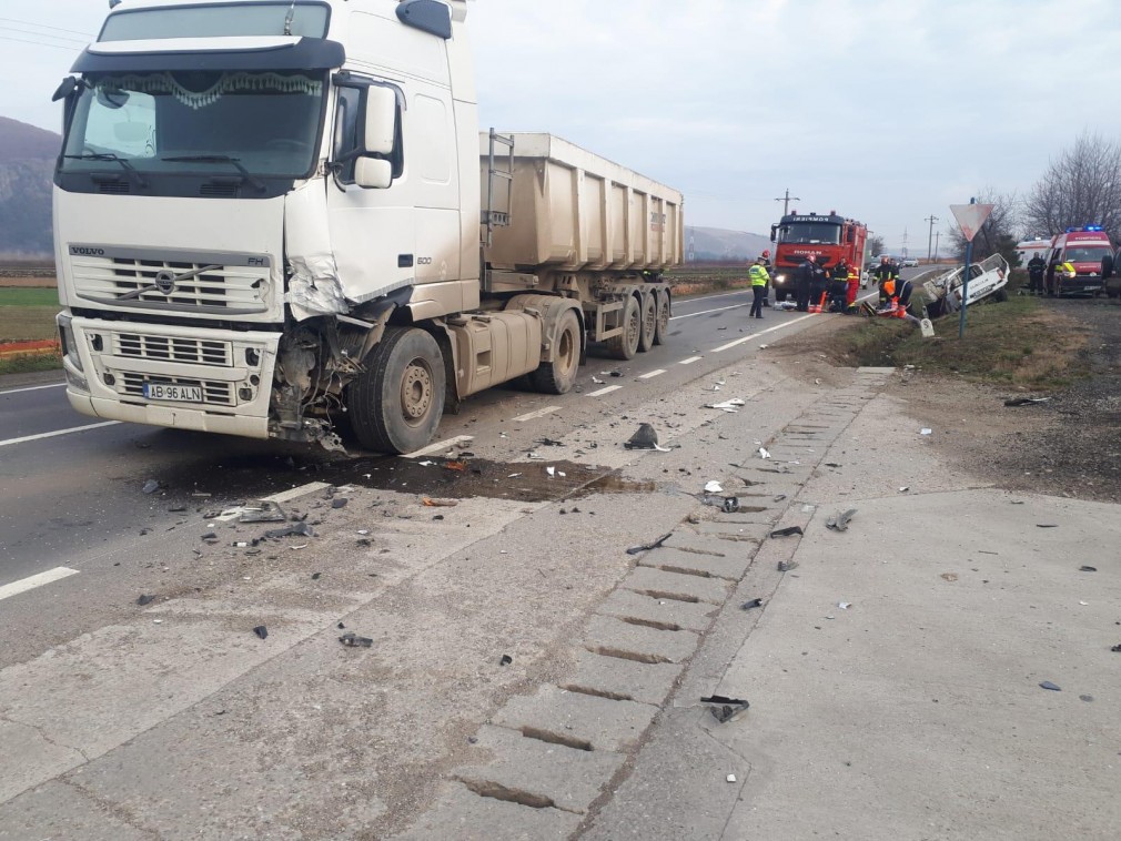 Accident cu multe victime între un camion și o mașină pe un drum din Cluj
