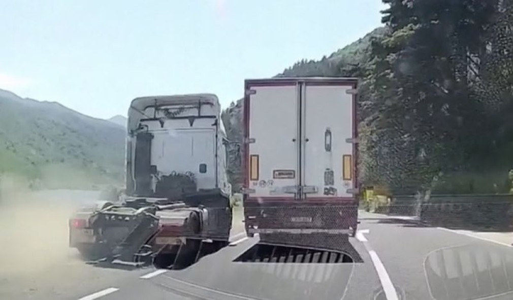 VIDEO Șicanare pe Valea Oltului între două camioane. Unul era să ajungă în râu