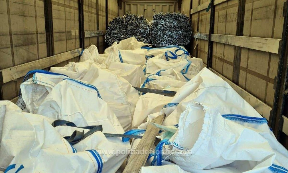 Peste 34 de tone deșeuri, transportate ilegal din Bulgaria pentru România cu un camion