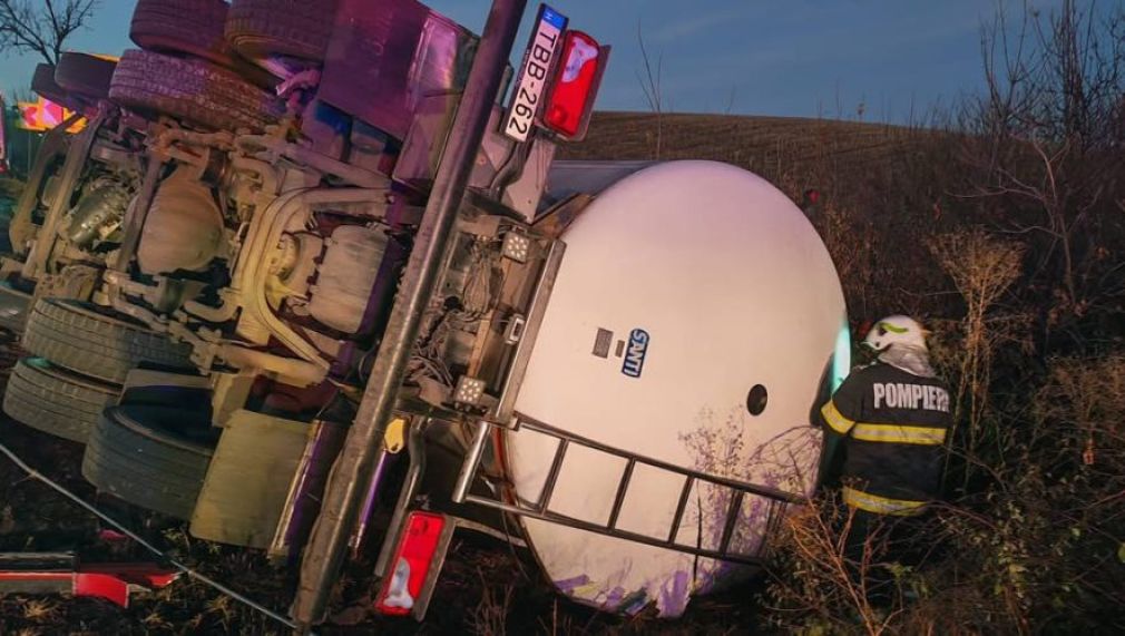Un camion încărcat cu lapte s-a răsturnat