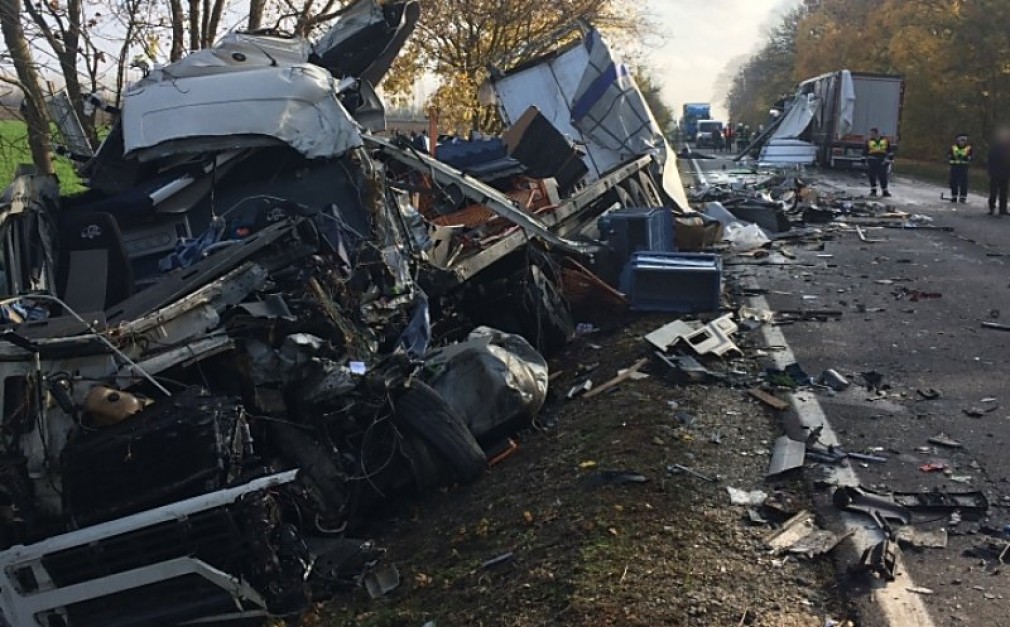 VIDEO&FOTO. Doi șoferi de camion, morți într-un accident în Ungaria. Unul era român