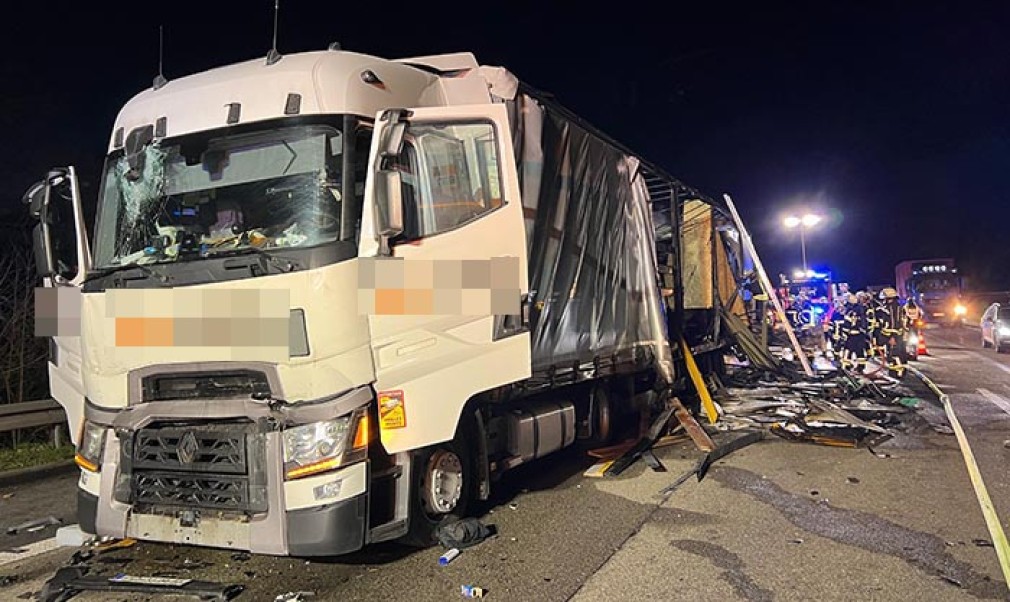 Șofer român de camion a ars de viu în cabină după un carambol cu alte două camioane