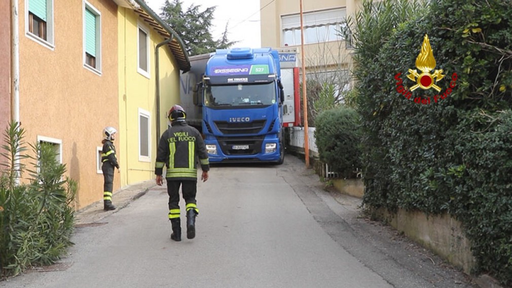VIDEO: Italia - Șofer profesionist român, rămas blocat cu camionul ore în șir pe o stradă îngustă