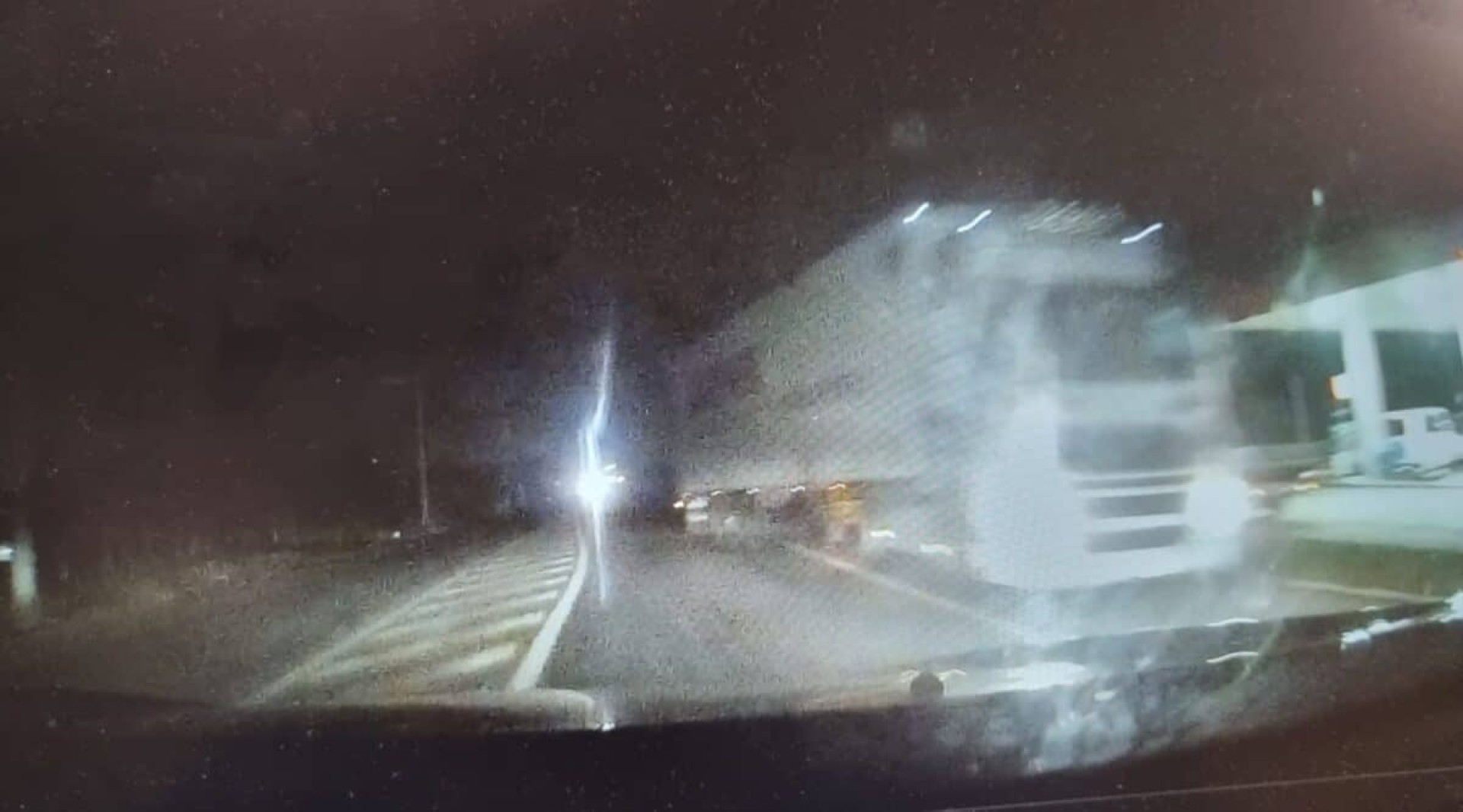 VIDEO: Șofer profesionist, cu camionul pe contrasens în Sibiu