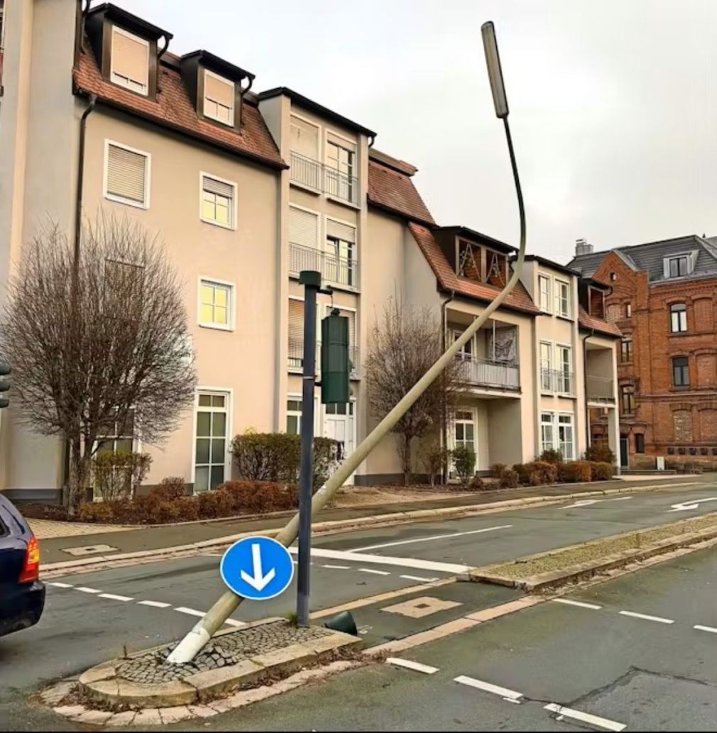 Un șofer român a distrus cu camion un stâlp și un semafor. A fugit. Paguba: 40.000 euro