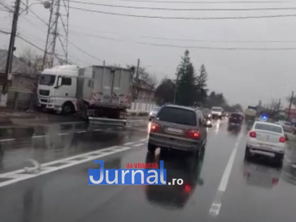 VIDEO Un camion a intrat într-un gard după ce a circulat prea tare pe ploaie