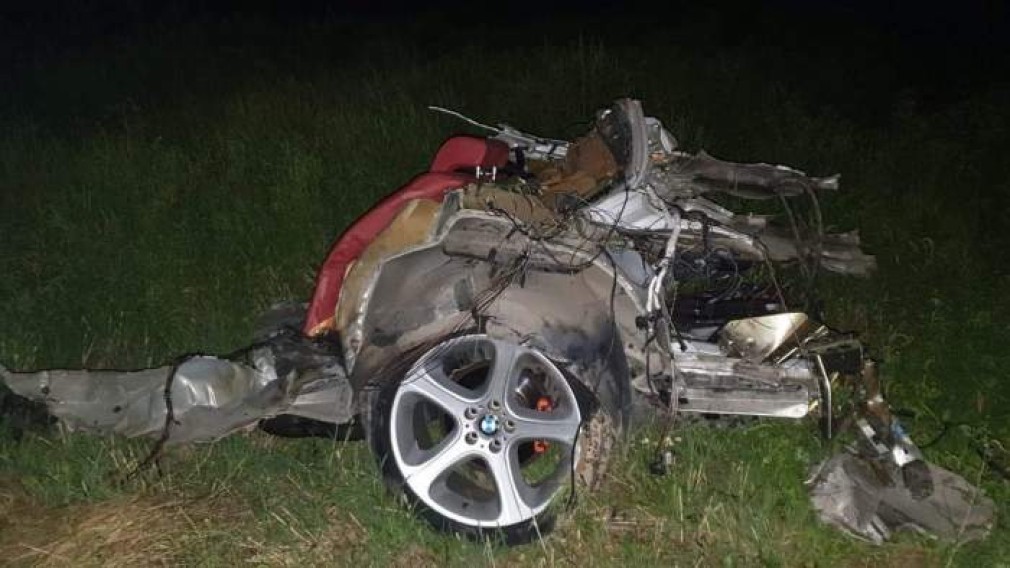 Un BMW a intrat cu toată viteza într-un camion, şoferul a murit pe loc