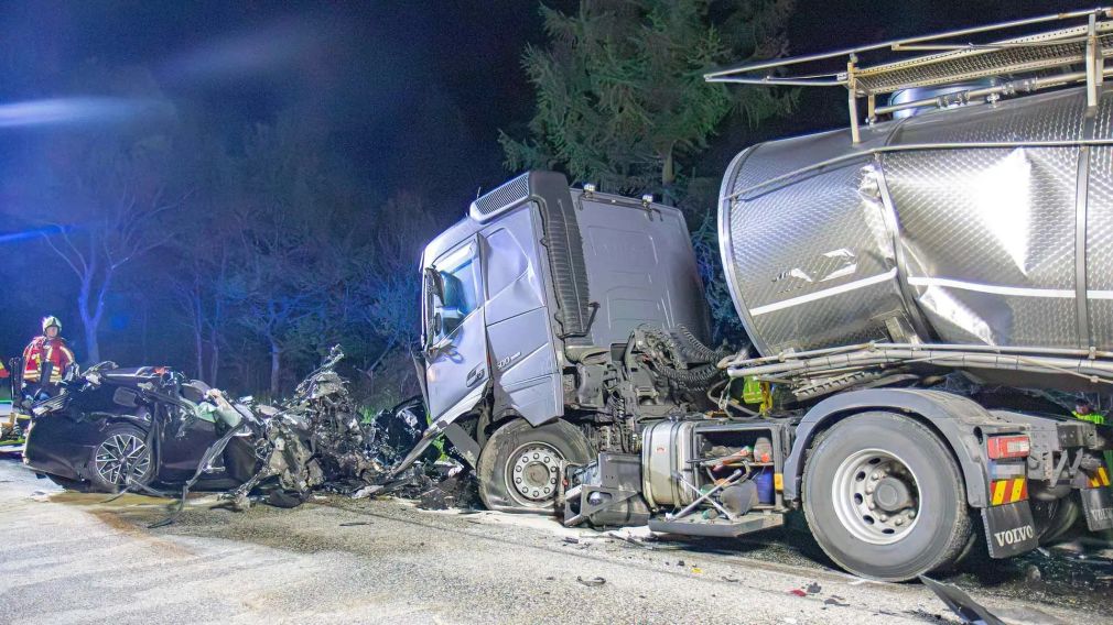 Un șofer a murit în urma unei coliziuni cu un camion de lapte