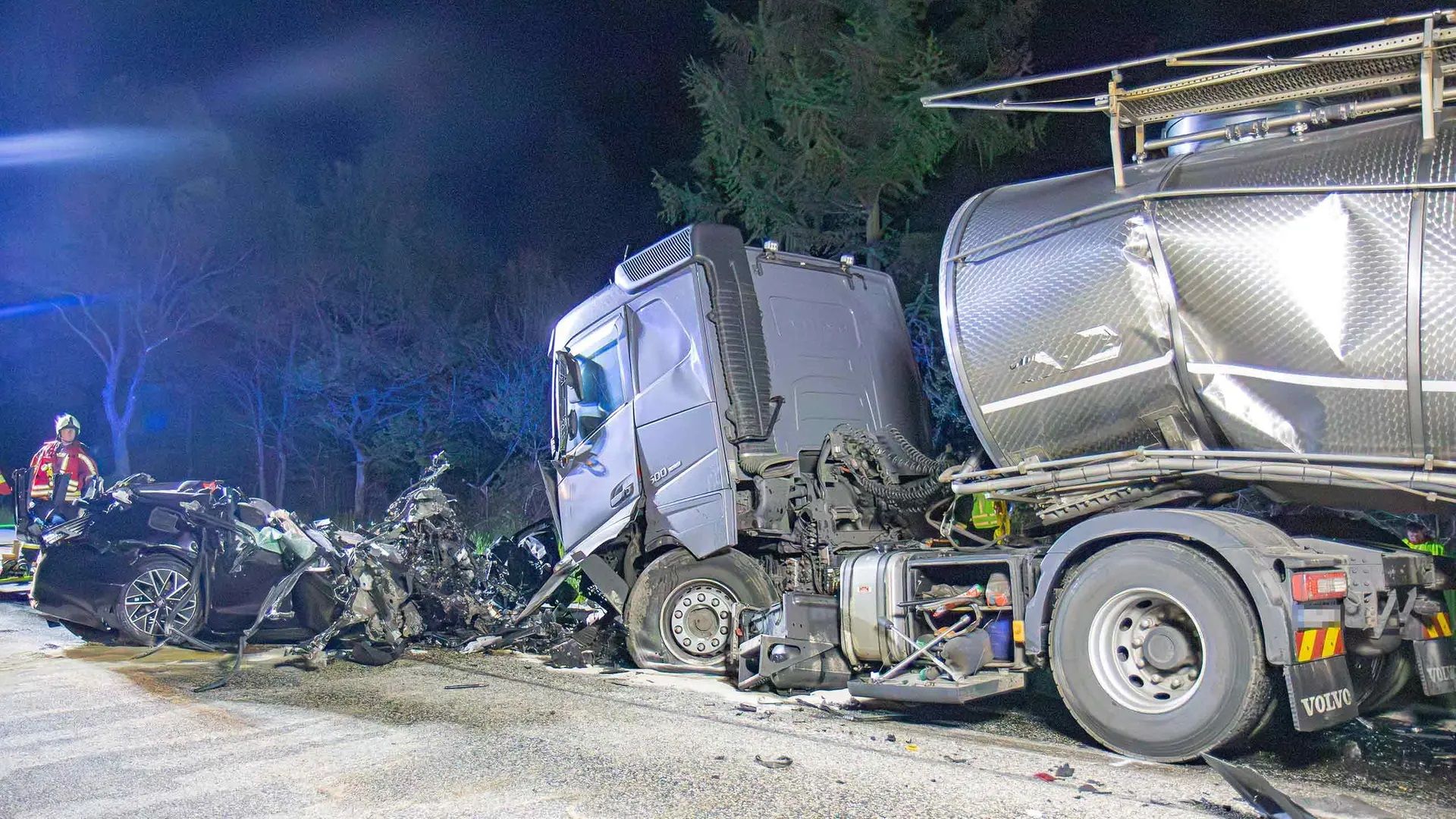 Un șofer a murit în urma unei coliziuni cu un camion de lapte