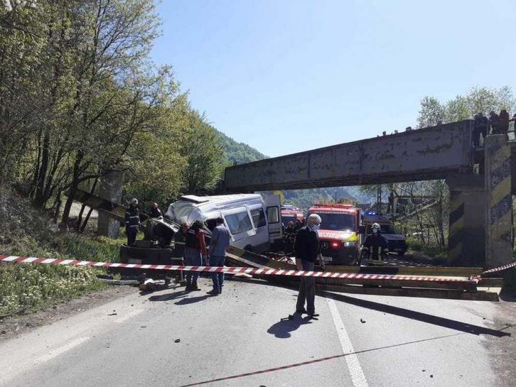 Un camion a lovit un pod CFR care s-a prăbușit peste un microbuz: doi morți