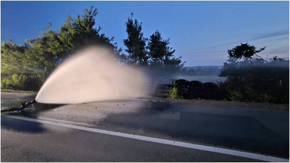 Un camion cu gaz lichefiat s-a răsturnat