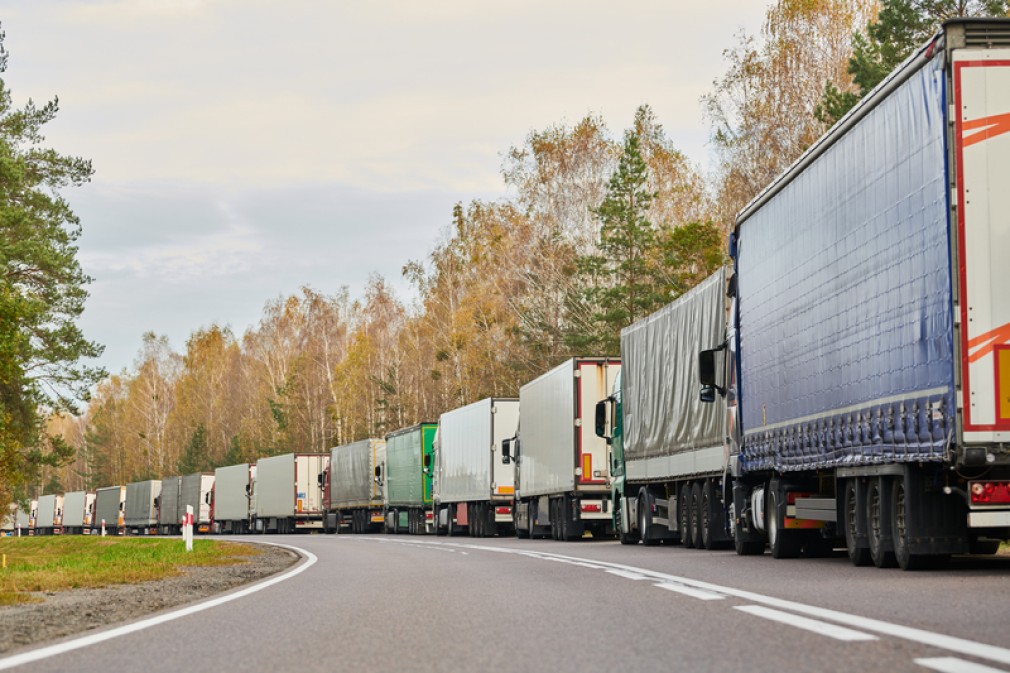 Coada de camioane întinsă pe zeci de km la granița dintre Ucraina și Polonia