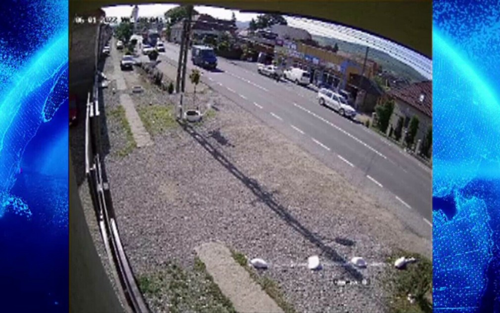 VIDEO. O șoferiță de 20 de ani cu răni ușoare după ce a fost lovită de camion