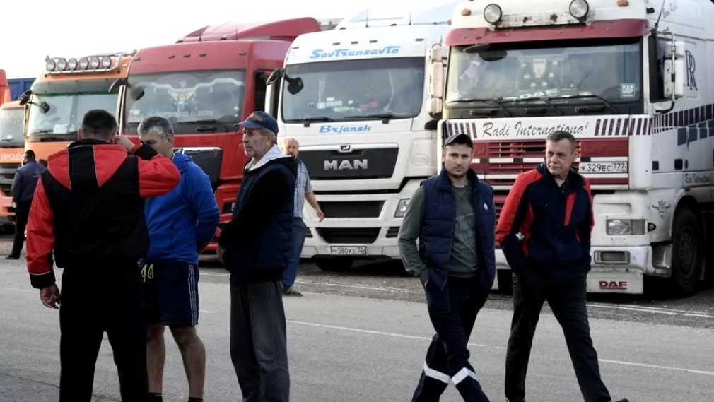 Şoferi profesioniști la 18 ani. Parlamentul a votat legea care reduce vârsta minimă a conducătorilor de camioane şi autobuze