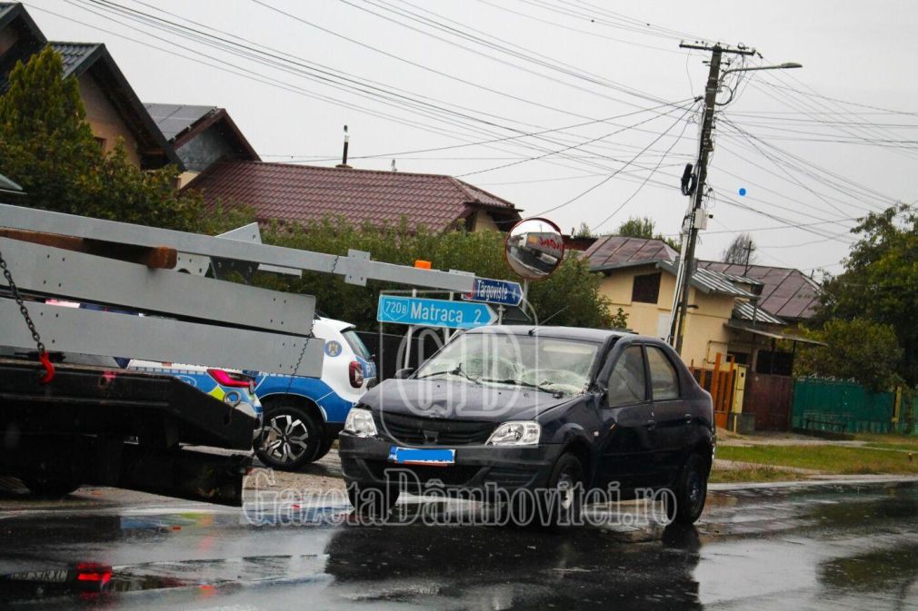 Un camion a lovit un autobuz școlar