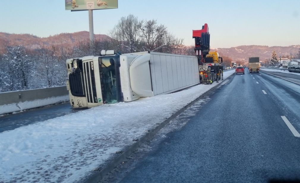 Camion răsturnat pe DN1, la Cornu. Trafic blocat