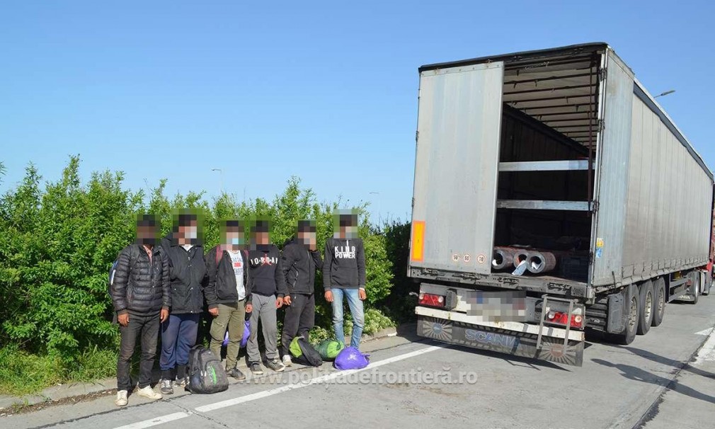 VIDEO Călăuză afgană şi 18 migranţi, depistaţi la Timișoara în camioane