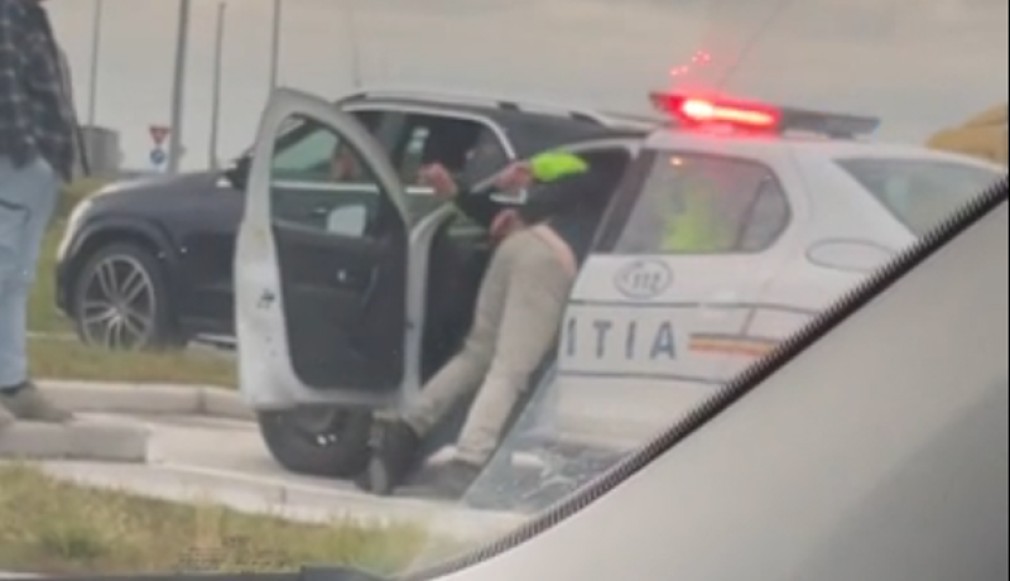 VIDEO. Un șofer agresiv intră peste polițist în mașină și îi smulge actele din mână