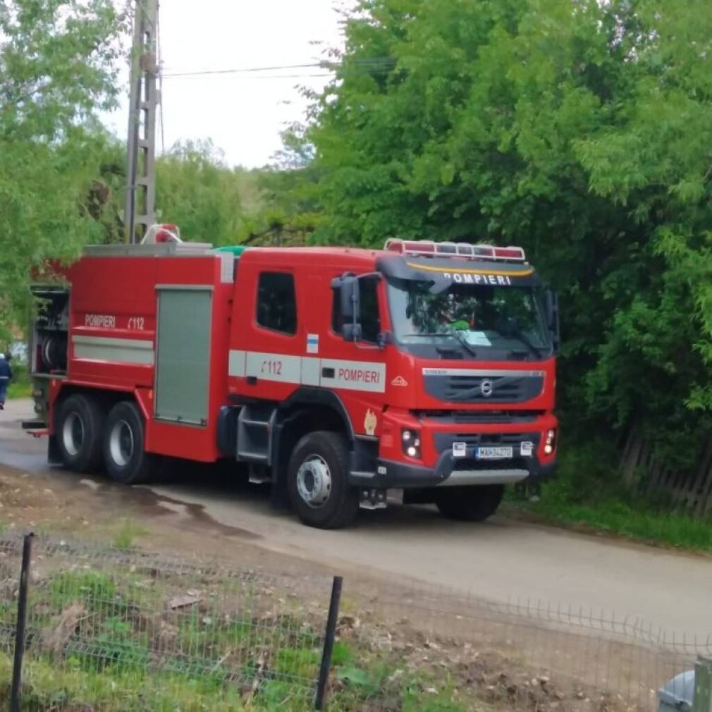 Un camion cu lemn a fost cuprins de flăcări