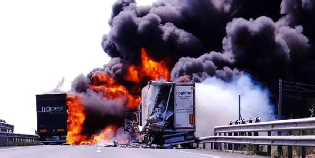 SPANIA. O COLIZIUNE BRUTALĂ ÎNTRE DOUĂ CAMIOANE - CAUZA UNUI INCENDIU VIOLENT ȘI A ÎNCHIDERII A2
