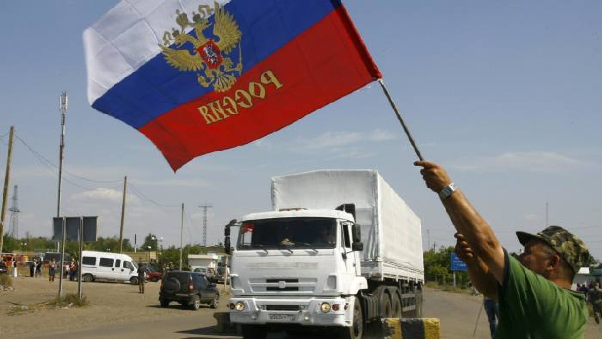 VIDEO Zeci de soferi de camion stau de patru zile la frontiera cu Ucraina. „Vor să ne confiște marfa”