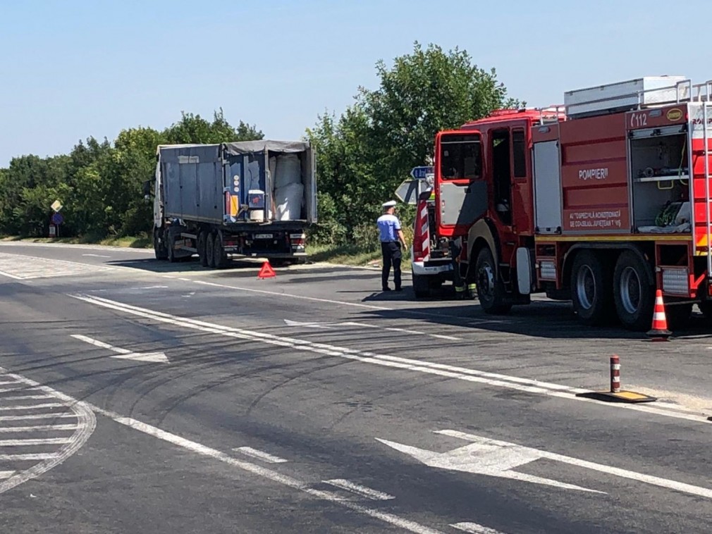 Roata unui camion cu azotat de amoniu a luat foc în Timiș