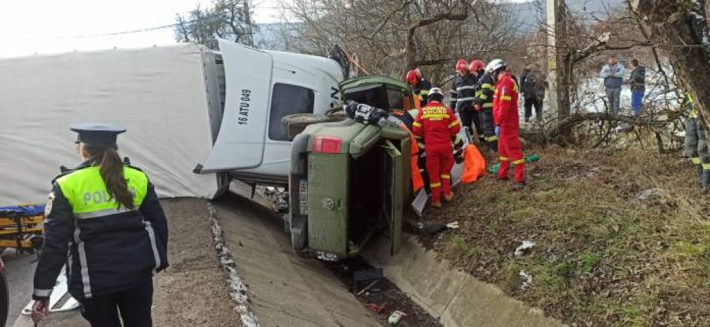 Camion răsturnat peste o mașină, în Viișoara. Drum blocat pe ambele sensuri