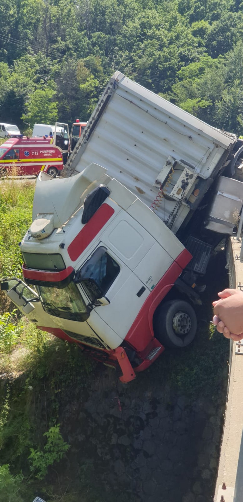 VIDEO Un camion a rămas suspendat în afara unui pod