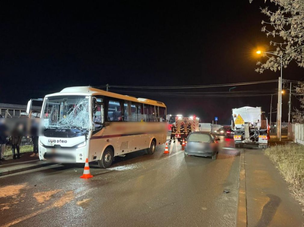 Un camion și un autocar s-au ciocnit. Sunt 14 persoane în vehicule