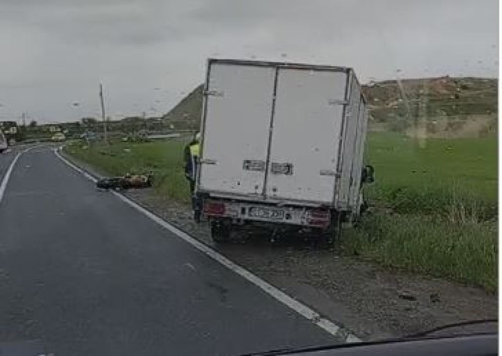 Un camion a intrat în coliziune cu o motocicletă