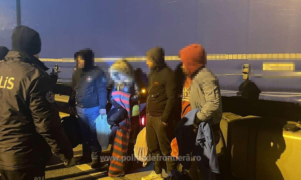 37 de cetăţeni străini depistați ascunși în camioane la Nădlac