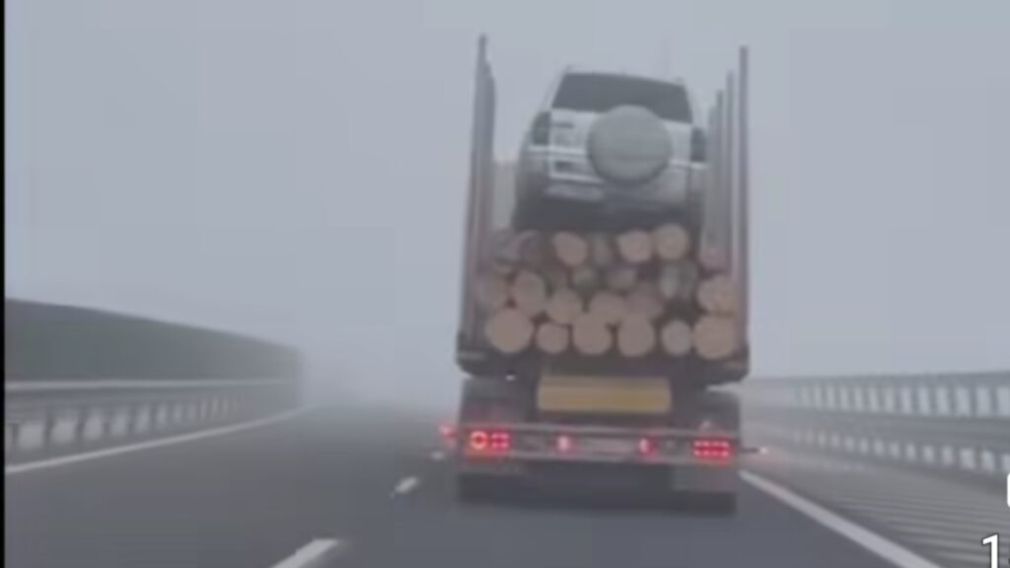 Un camion care transporta lemne a înghesuit și un SUV în remorcă