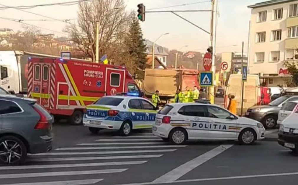 O femeie care a trecut pe roșu la semafor, lovită mortal de camion
