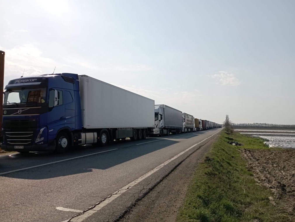 Coloana de camioane se întinde pe 13 km la punctul de trecere a frontierei Halmeu