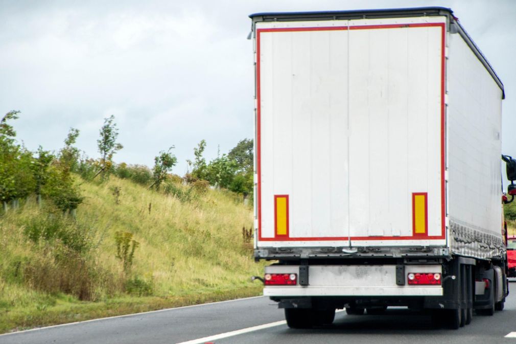 Amendă de 45.000 euro pentru 2 șoferi români de camion. Duceau materiale periculoase, fără autorizație