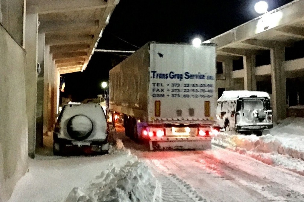 Traficul rutier prin PTF Negru Vodă a fost restricţionat pentru autovehiculele cu masa mai mare de 7,5 tone din cauza ninsorii