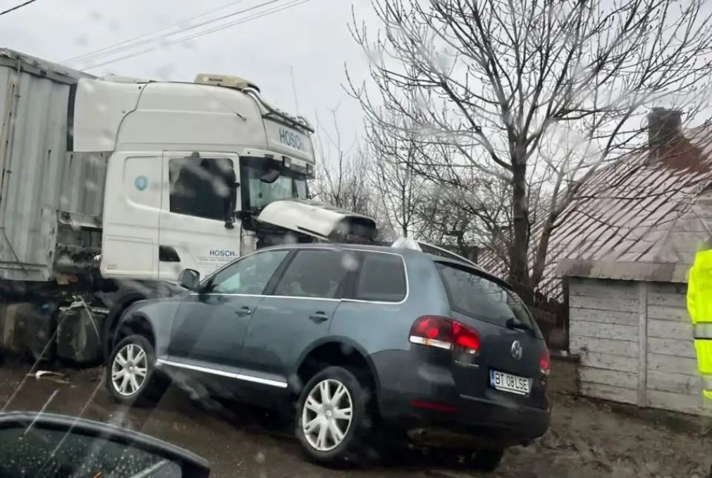 Un autoturism care a acroșat un pieton și s-a izbit într-un camion
