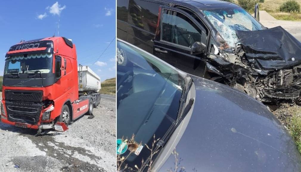 Accident între un camion, un microbuz și o mașină. O femeie și un copil, la spital!