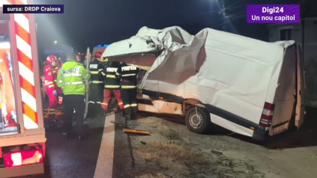 Un șofer a murit după ce duba pe care o conducea s-a ciocnit violent de un camion