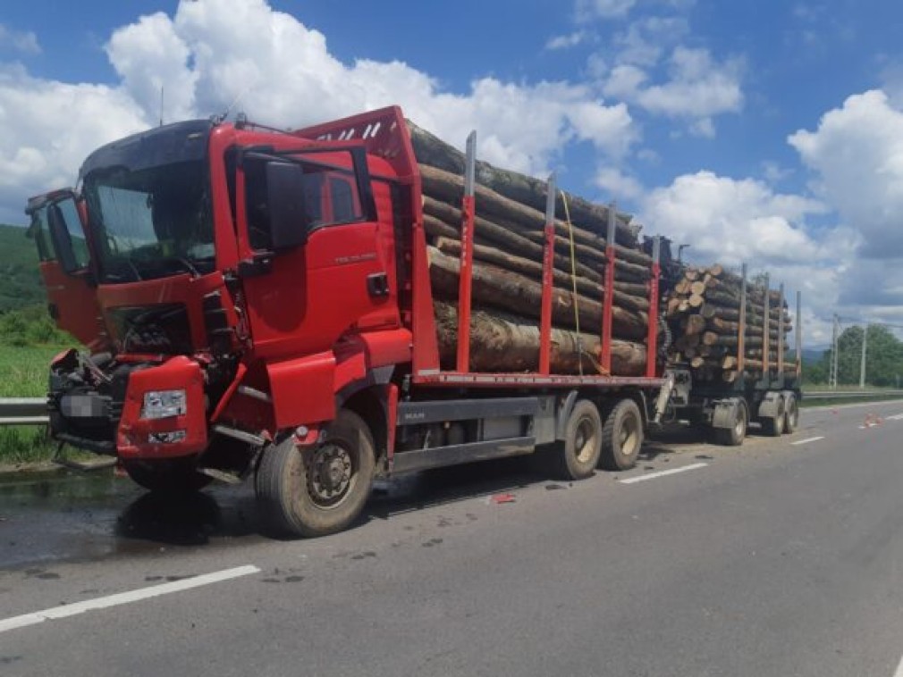 Două camioane s-au ciocnit în județul Argeș