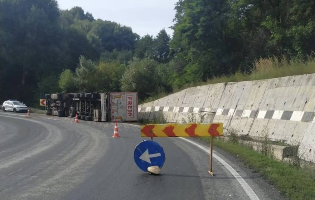 Camion răsturnat într-o curbă