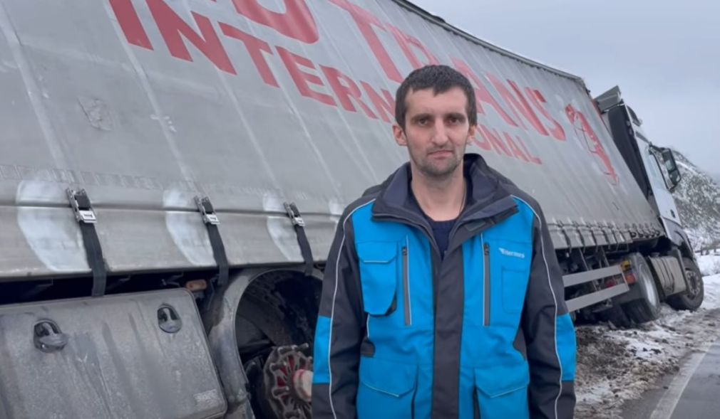 Un șofer profesionist român a rămas fără roți la camion și fără motorină, după ce a mers la Poliție să anunțe un accident