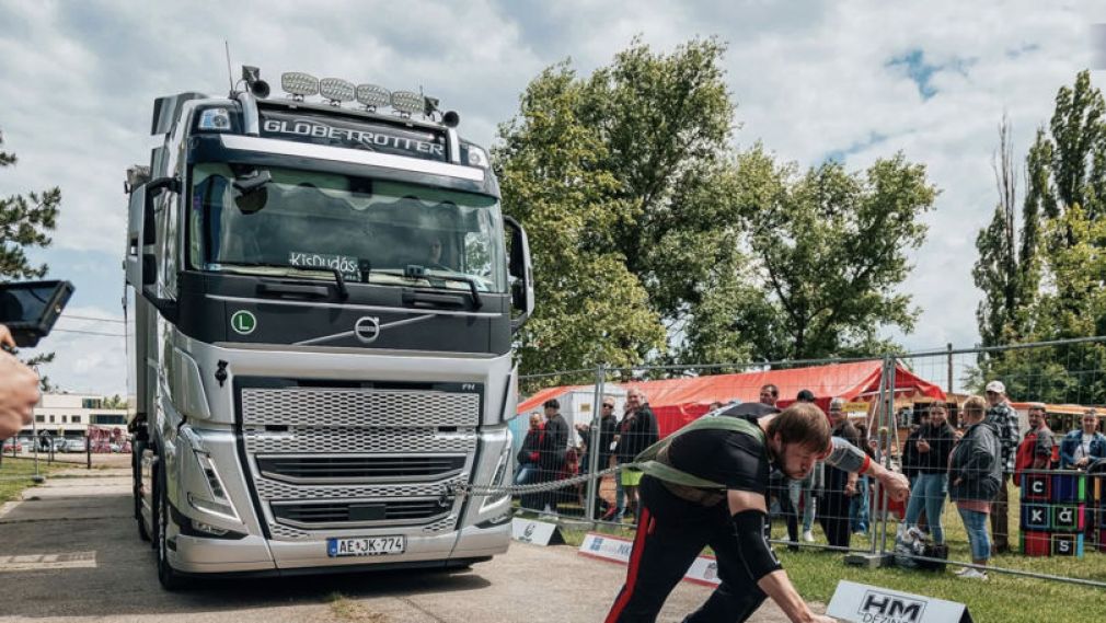 Camion de 14 tone tras cu brațele goale