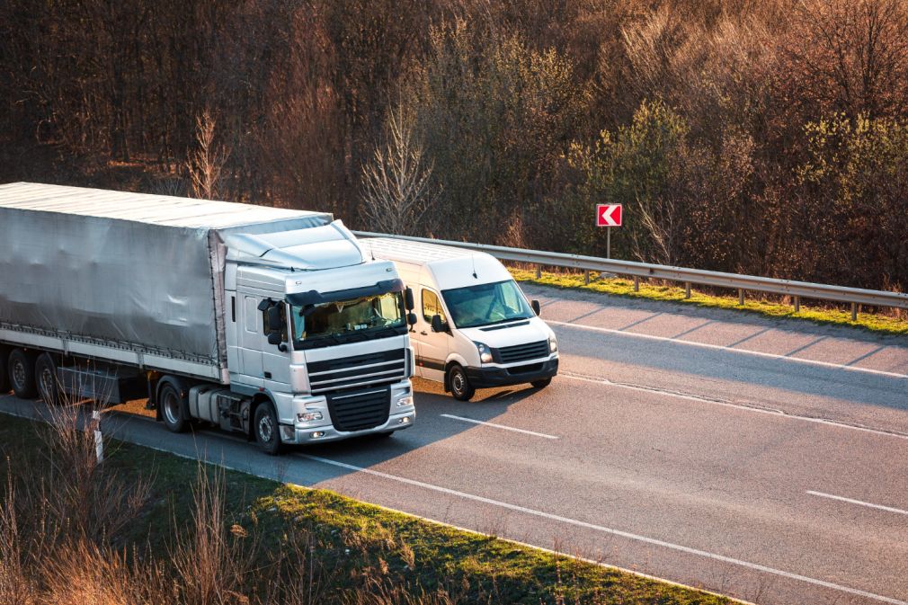 Restricții de trafic pentru camioane în minivacanța de Rusalii. Pe unde nu se circulă?